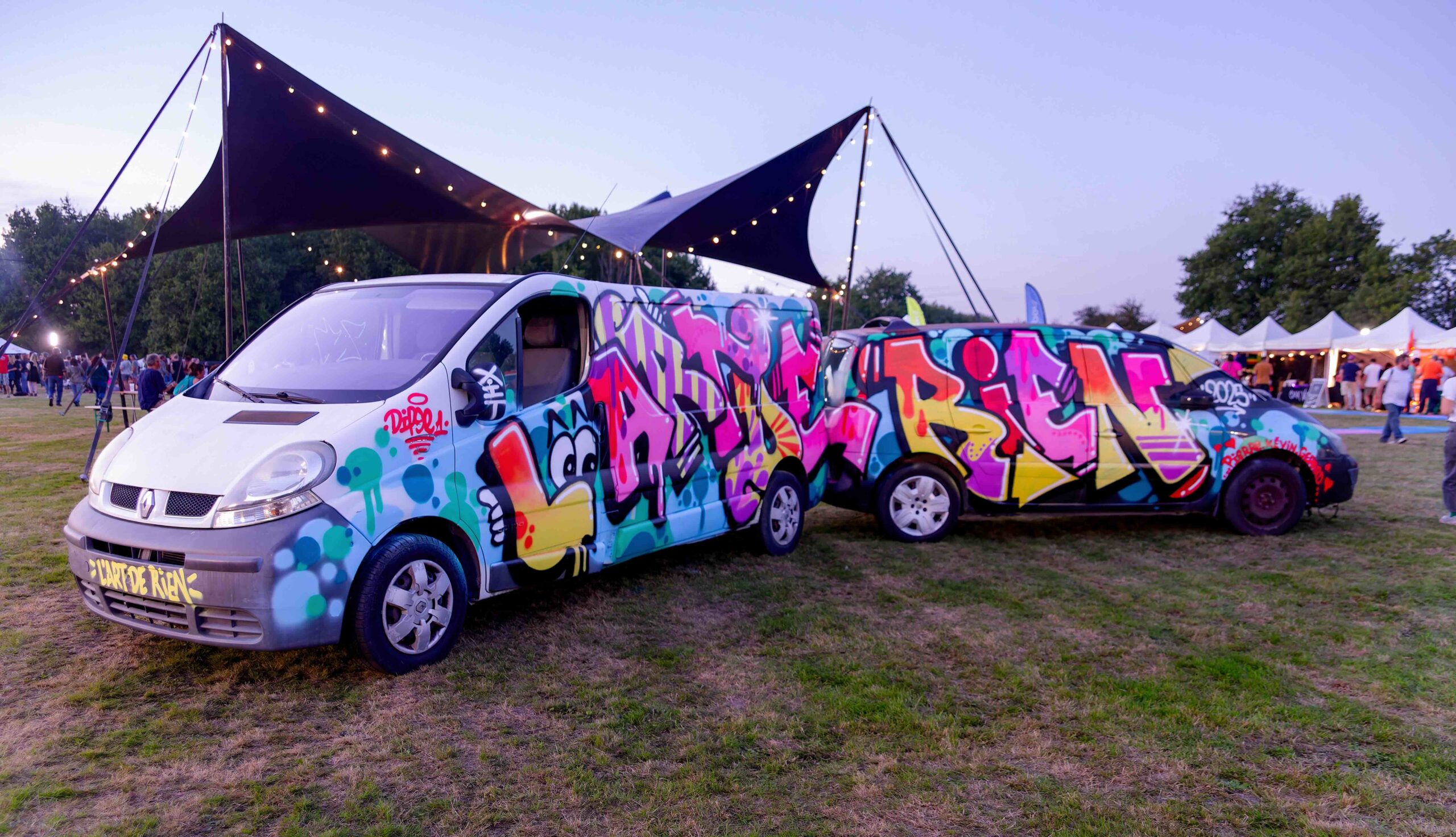 Camion graffé aux couleurs de L'Art de Rien sur le site du festival, prochaine étape vers le chansigne