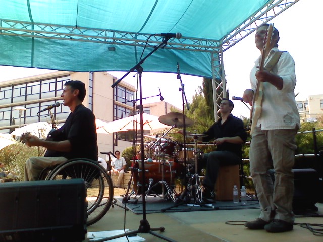 Groupe de musique live sur scene avec un guitariste en fauteuil roulant, scene ouverte a tous et histoire du reggae accessible